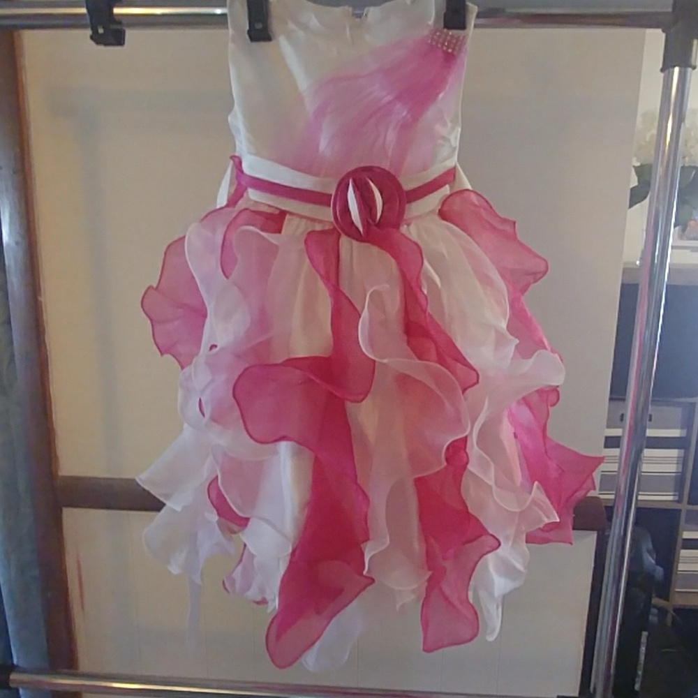 Pink and white ruffled dress 5/6